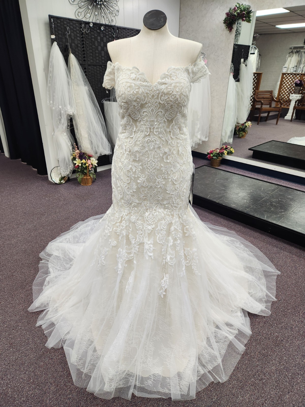 LaSposa Ivory/Champagne Size 16W Private Label Lace Bridal Gown/Wedding Dress
