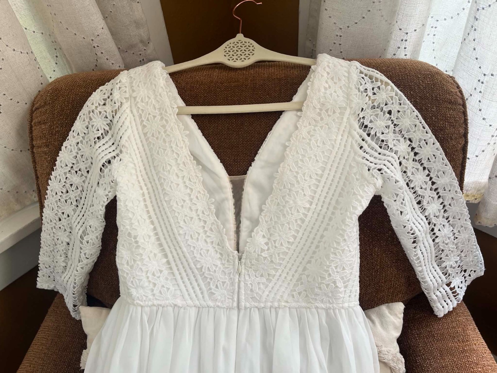 Lulu’s Ivory Pre-owned Excellent Condition V-neck 3/4 sleeve Wedding Dress Small