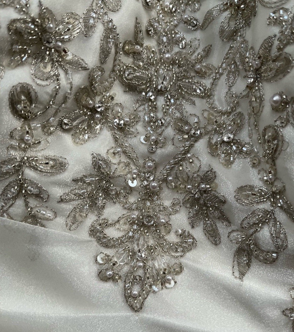Ella Rosa Wedding Dress Ivory, Veil size 6 Corset Back Fits Size 4-8