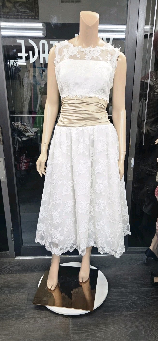 Forever yours Ivory sleeveless Alencon Lace Tea Length Wedding Dress Sz 12