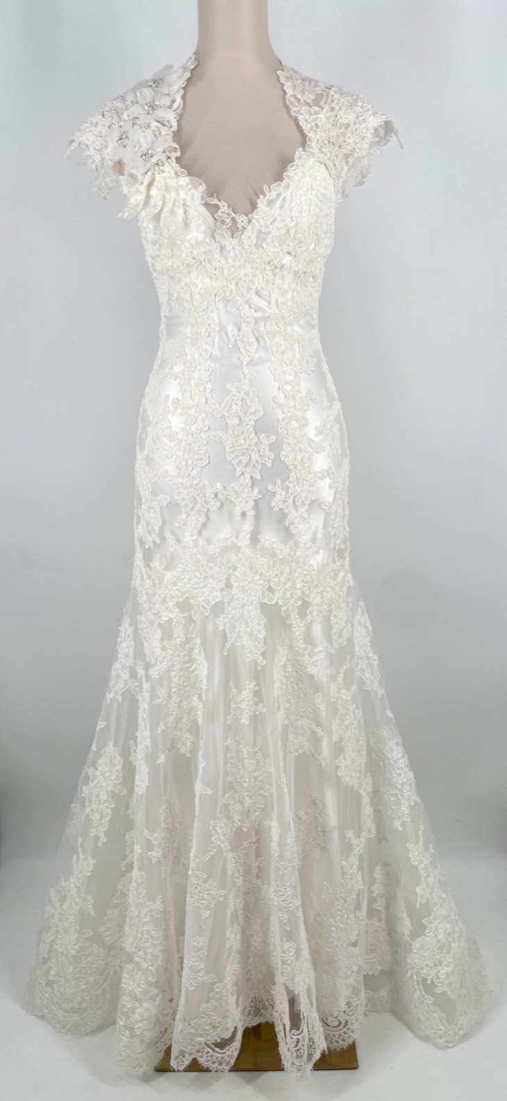 Allure Bridals $2.5K women’s size 6 floral lace wedding gown sample dress ivory