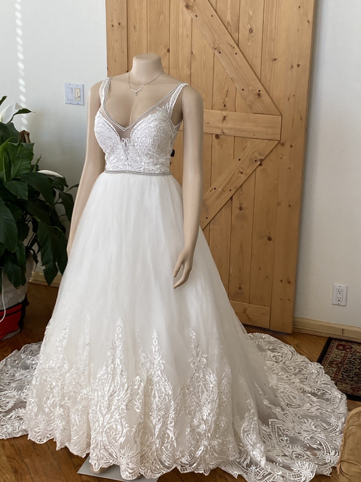 Pre-Loved ASHLEY & JUSTIN Bridal Gown Wedding Dress Size 12 White