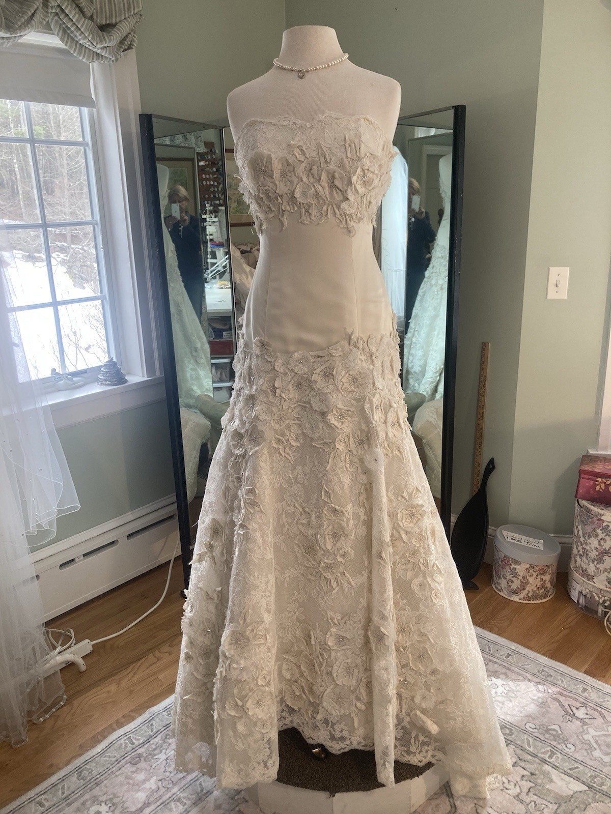 watters and watters Wedding Gown Size 8 Ivory Beautiful Cut Flower Details