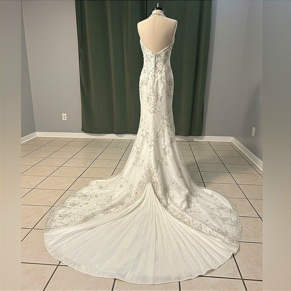 Mori Lee Madeline Gardner Wedding Dress White Embroidered Halter Mermaid Bridal