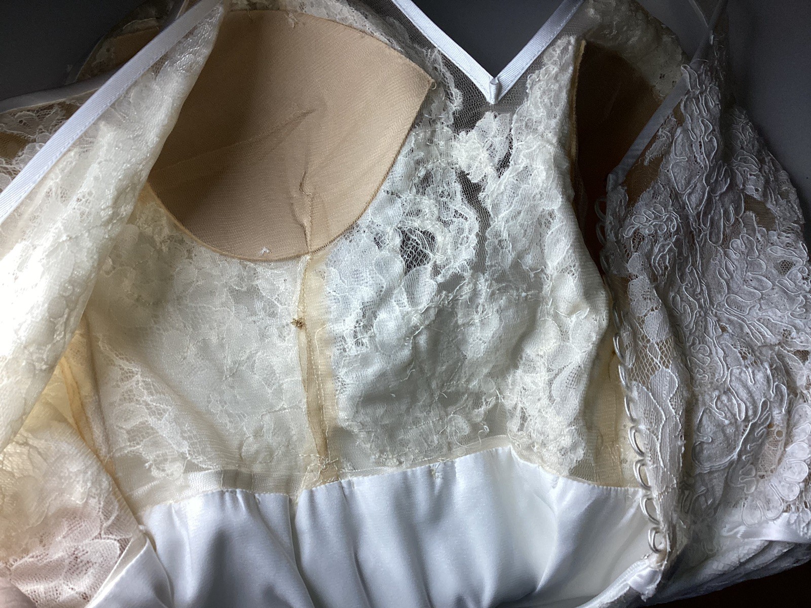 Vtg Eugenia Wedding Gown Off White Lace Simple Elegant Button Back Padded