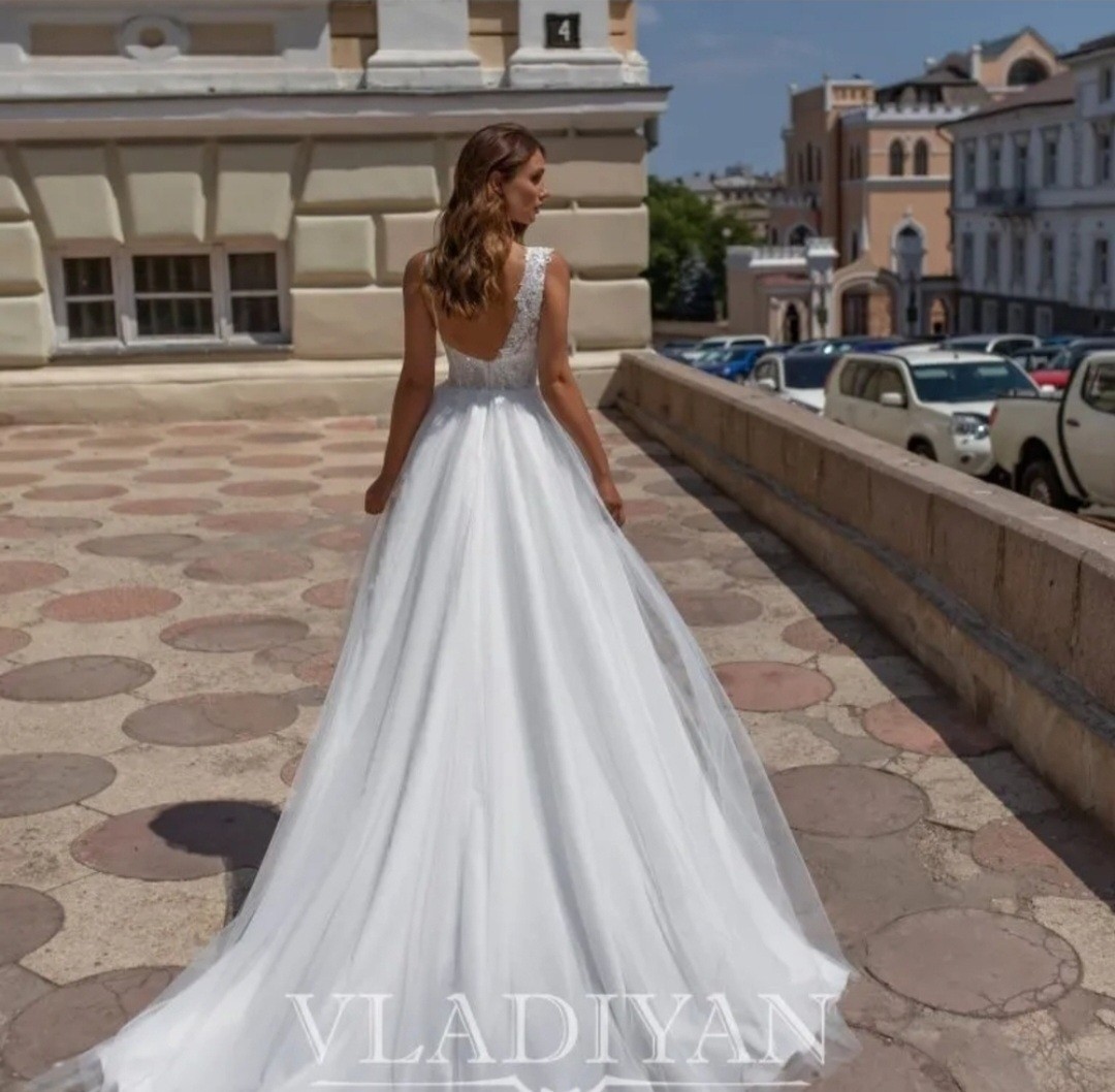 VLADIYAN $699 wedding Gown, Size 10 Tags Attached. Not Altered originally $2240