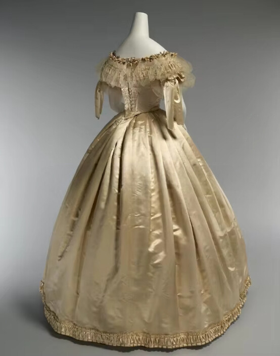 Champagne Vintage Victorian Wedding Gowns Round Neck Customised Lace Pleated