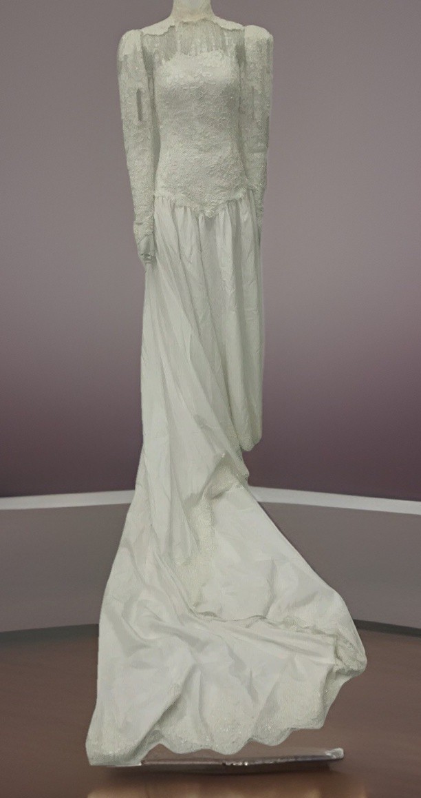 Vintage 80’s Wedding Dress High Neck Lace Long Trane Beaded Sequence Size 5-7
