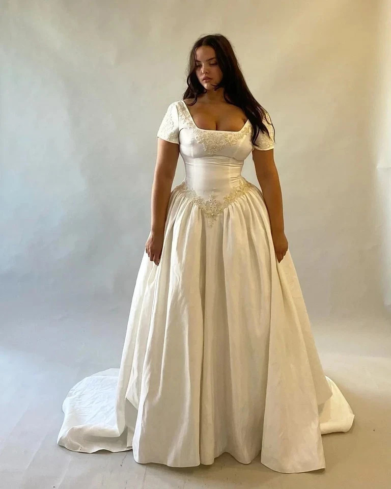 Vintage Wedding Dresses Square Neck Short Sleeves Satin Sweep Train Bridal Gowns