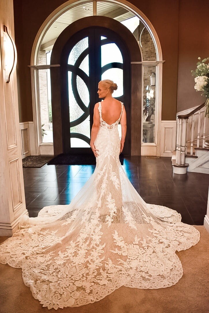 Martina Liana Designer Wedding Dress #1078 Ivory. Size 10. Gorgeous Dress!!