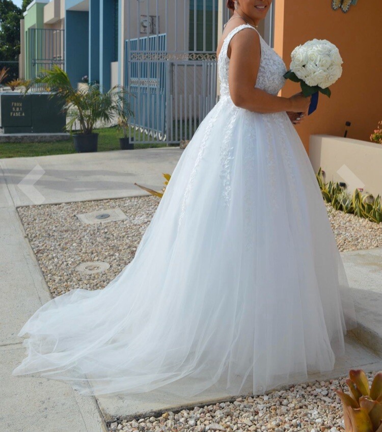 White Ivory Lace Appliqué V-Neck Wedding Dress Size 2-26