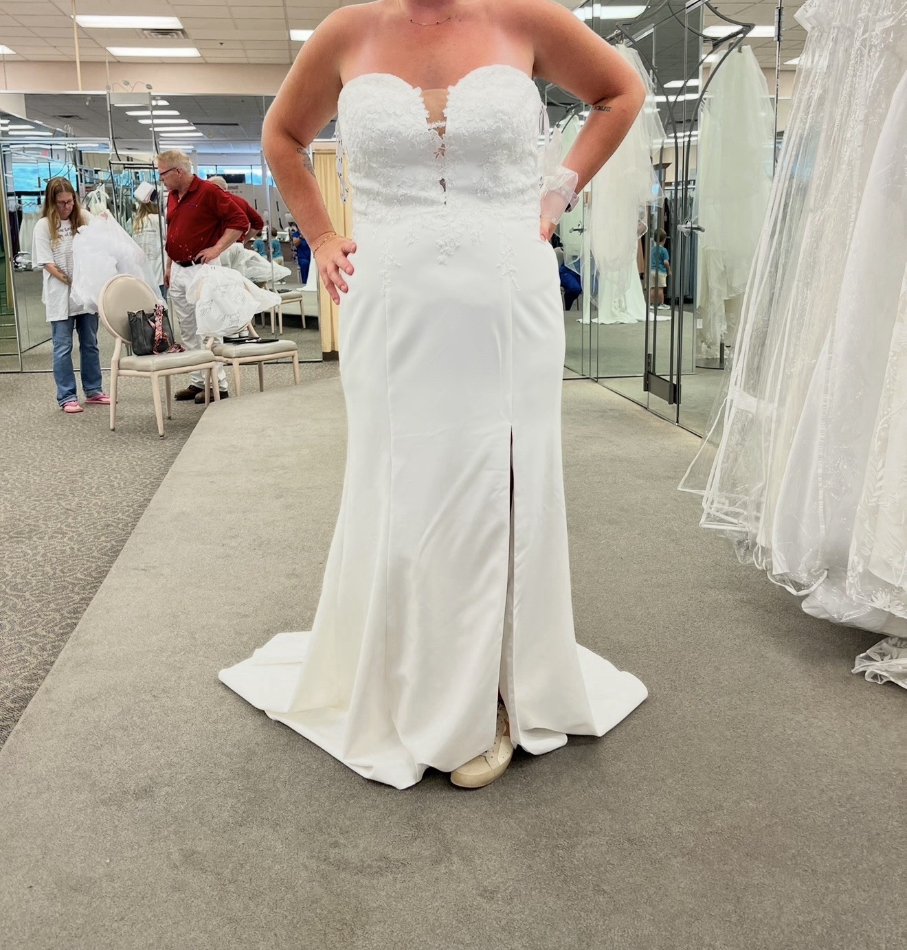 David’s Bridal WG3849 White Lace Beaded V-Neck Fit & Flare Train Dress 18