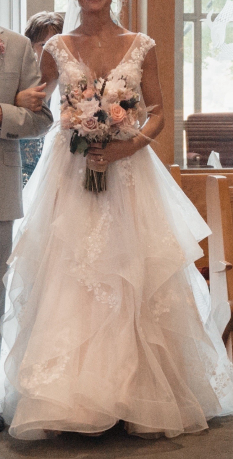 Designer Wedding Gown Martina Liana 1400. Fits A Size 6