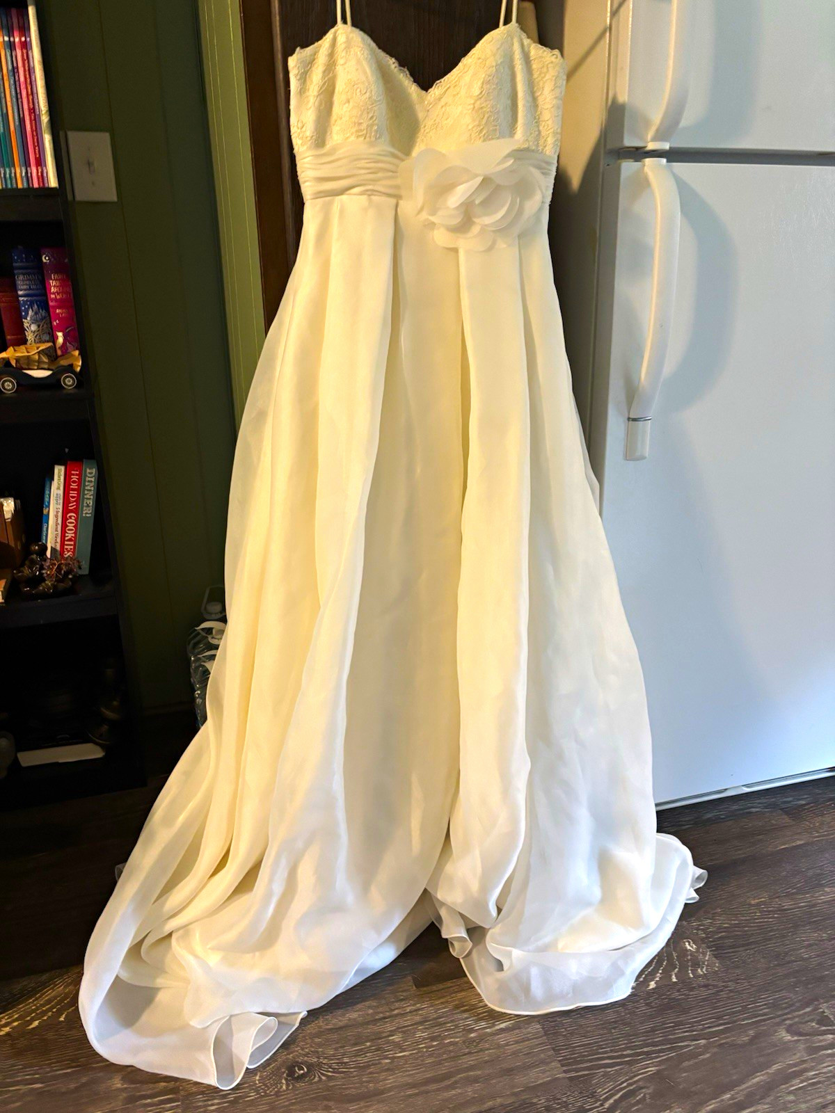 Galina Ivory Spaghetti Strap Lace A-Line Full-Length Wedding Dress Size 6 KP369