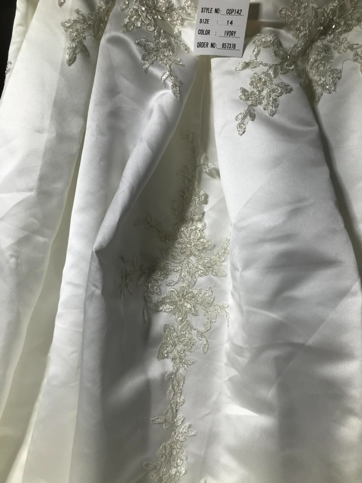 Oleg Cassini wedding dress size 14 never worn, unaltered satin w/lace applique