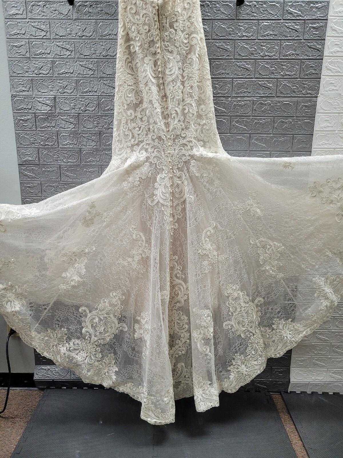 New Allure Bridals Strapless Sweetheart Neckline Lace Court Train Size 14 Ivory