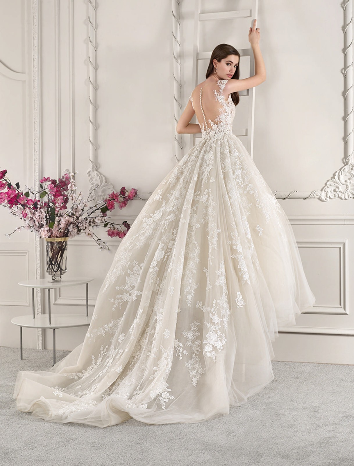 Illusion back ball gown wedding dress wedding dress 32-60 buttons to measure ivory