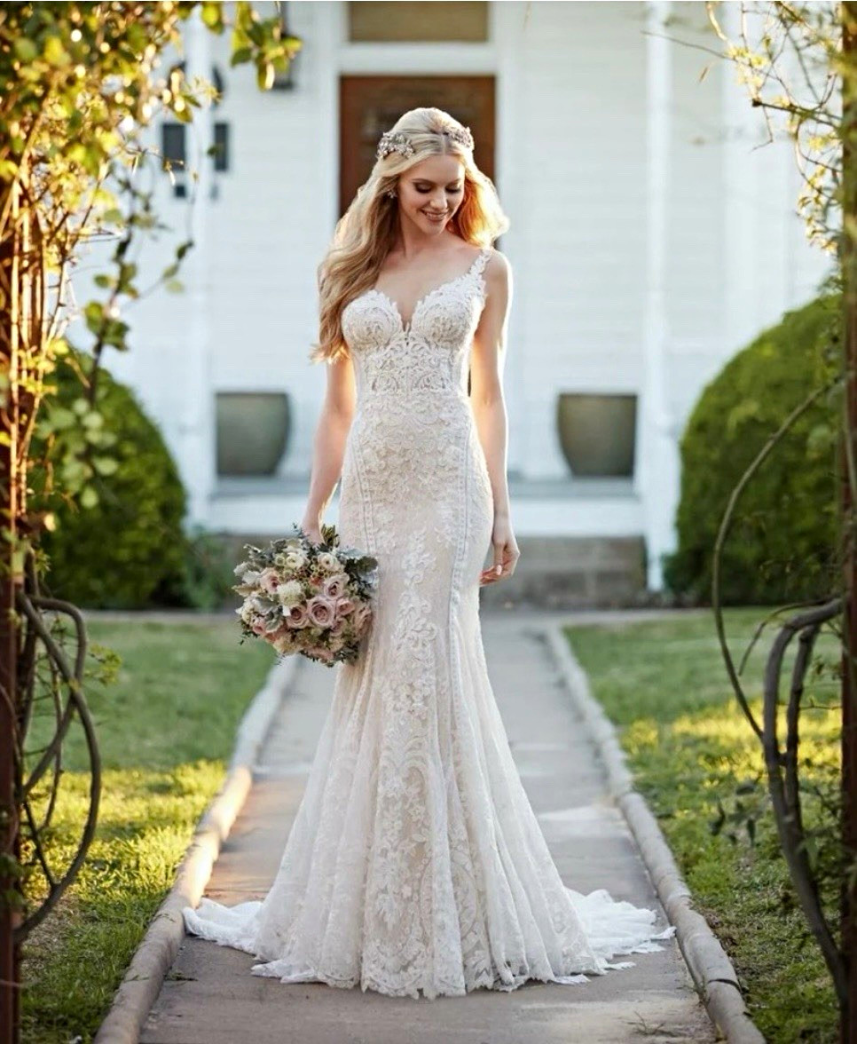 Martina Liana D3657 Size 6 Ivory Lace V-Neck Mermaid Fit & Flare Train