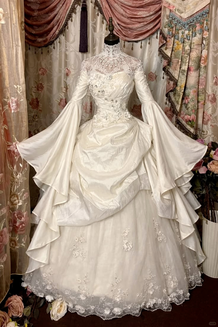 Vintage Victoria Wedding Dresses High Neck Long Sleeves Lace Bridal Gowns
