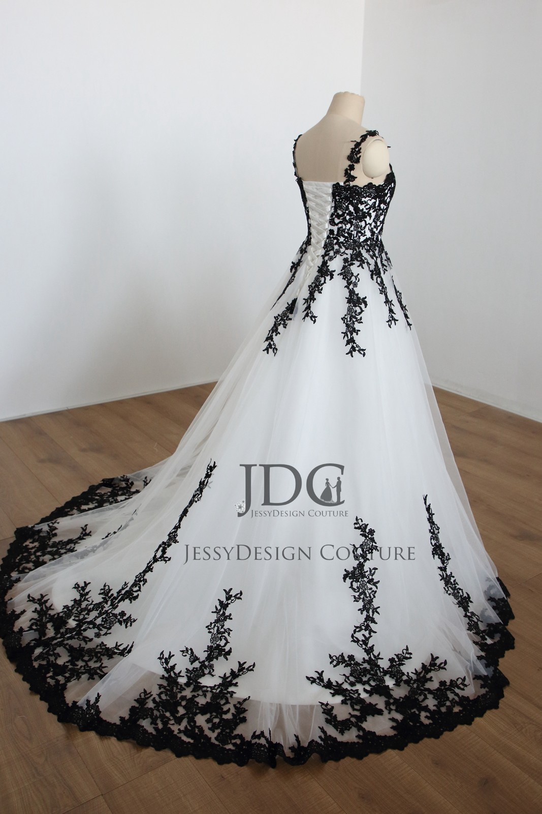 Classic white black lace wedding dress wedding dress 32-60 straps N. Measurement