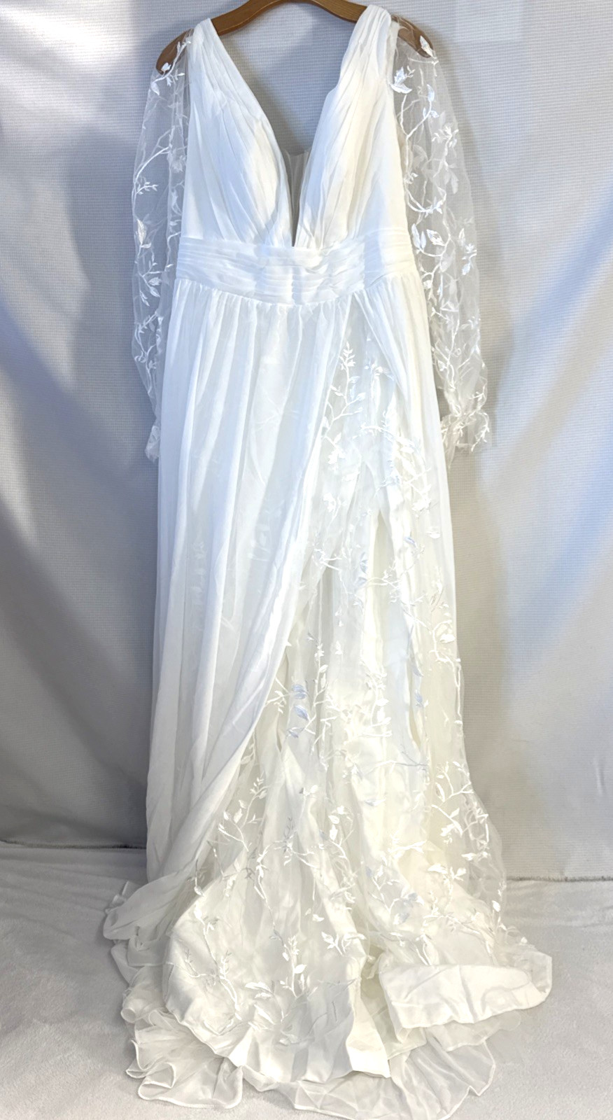 NWT Flowy LS Beach Wedding Dress 18W – a-line, v-neck, lace sleeve & front, sexy