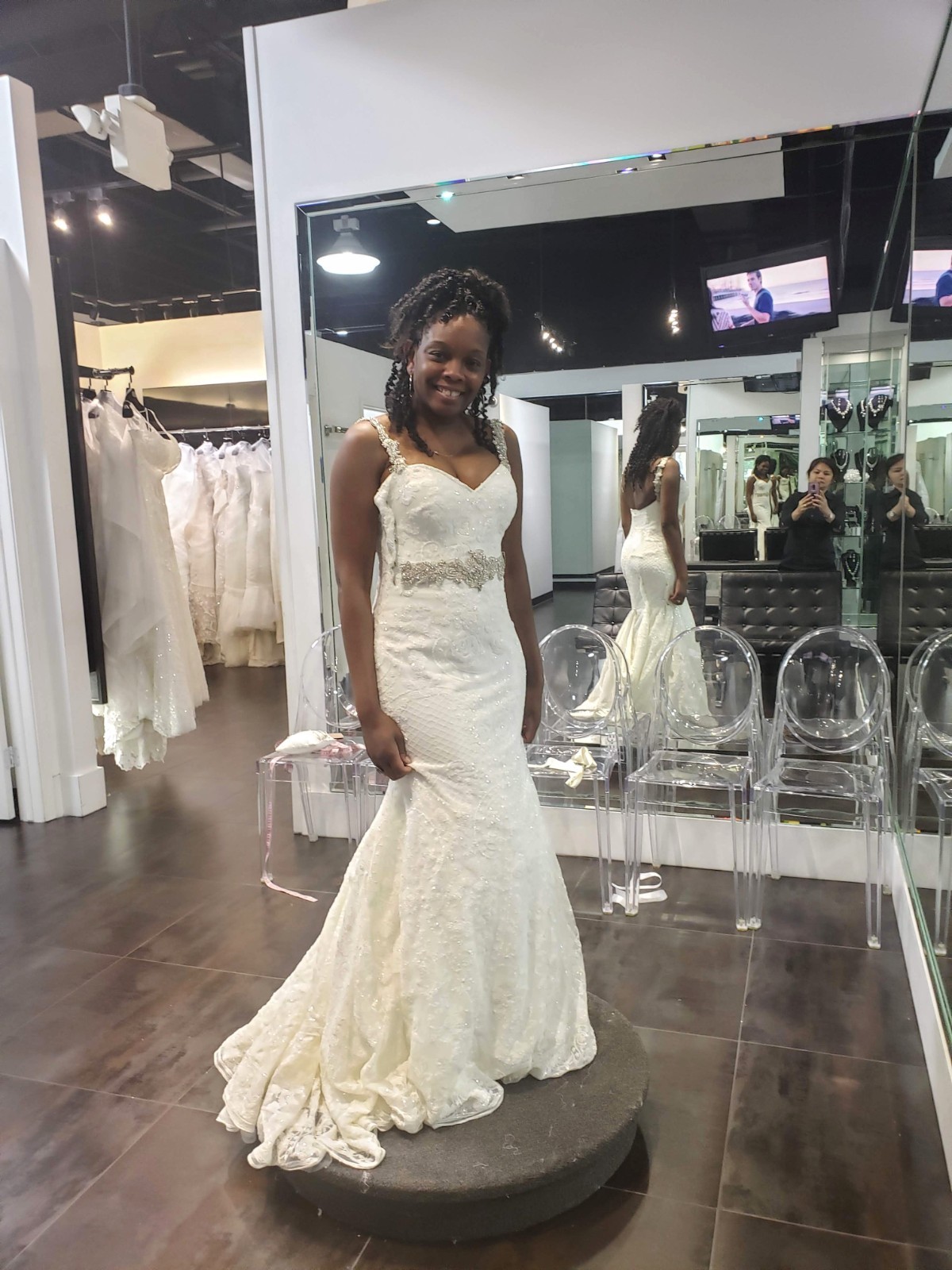 Selling: Stunning Authentic Ashley & Justin Bride Wedding Gown