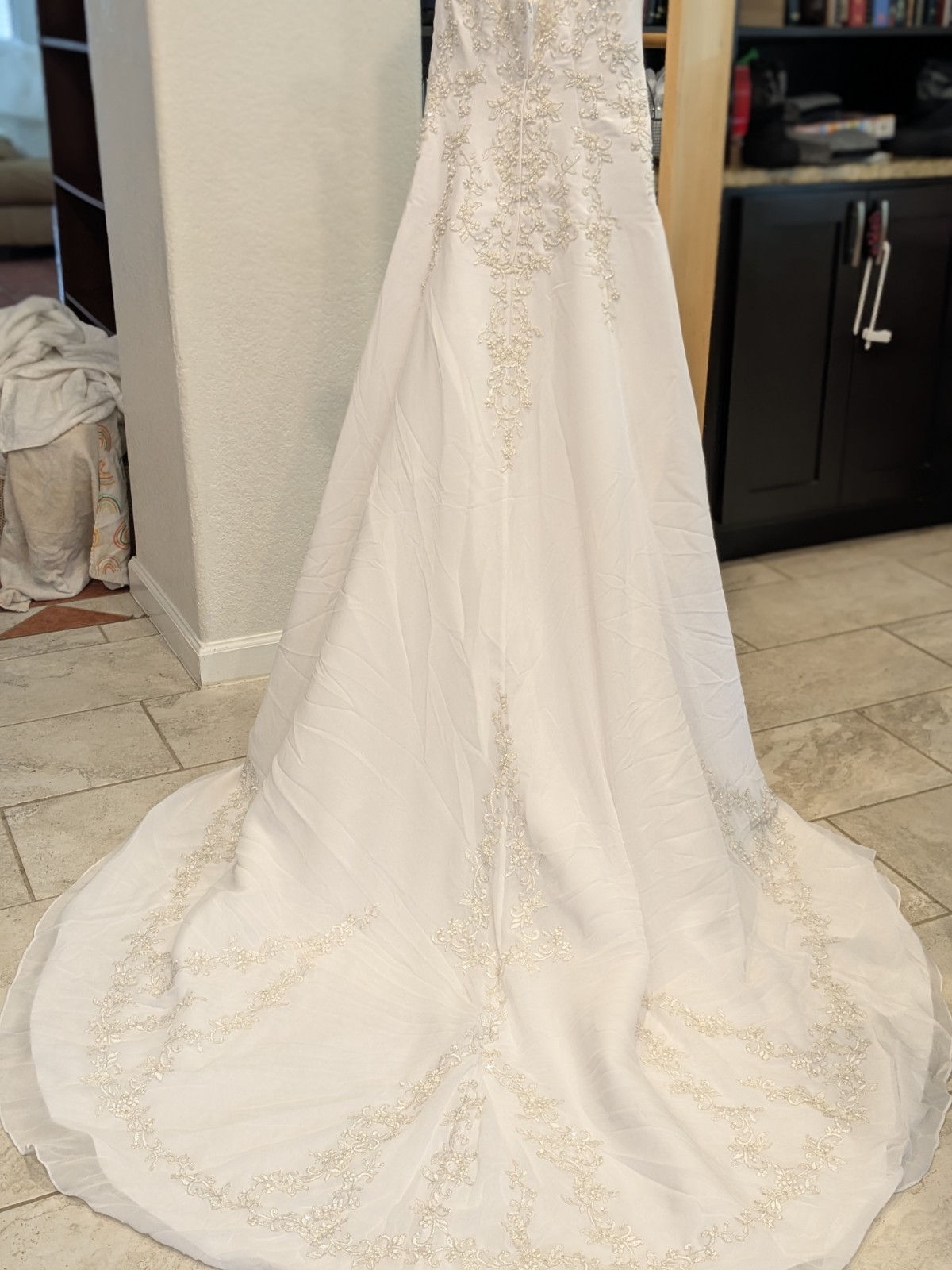 David’s Bridal Style V9010 Wedding Dress In Size 8