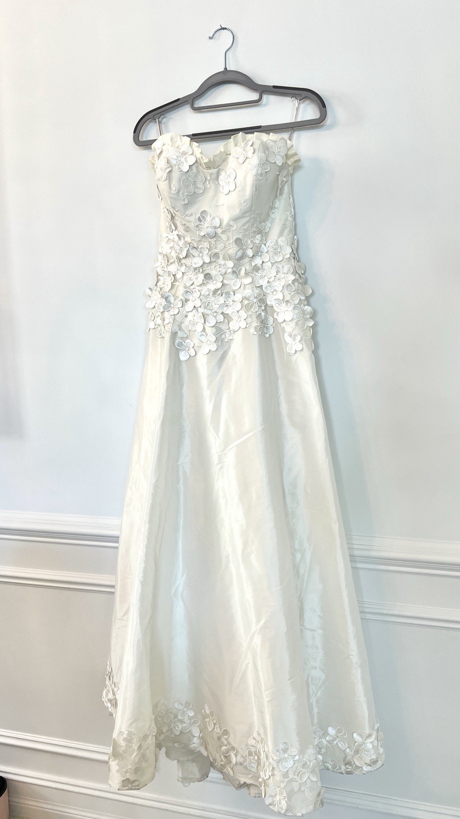 Wtoo by Watters Ivory Strapless Floral Appliqué Bridal Gown Size 8 Tailored to 4