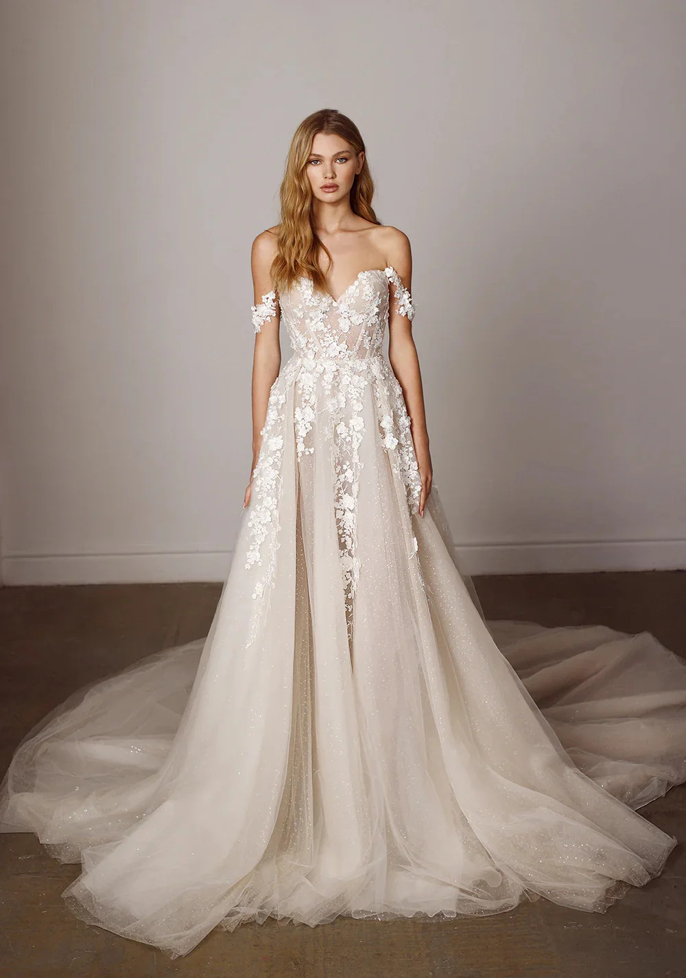 Elegant Off The Shoulder Sweetheart Lace Applique Beach A Line Wedding Dresses
