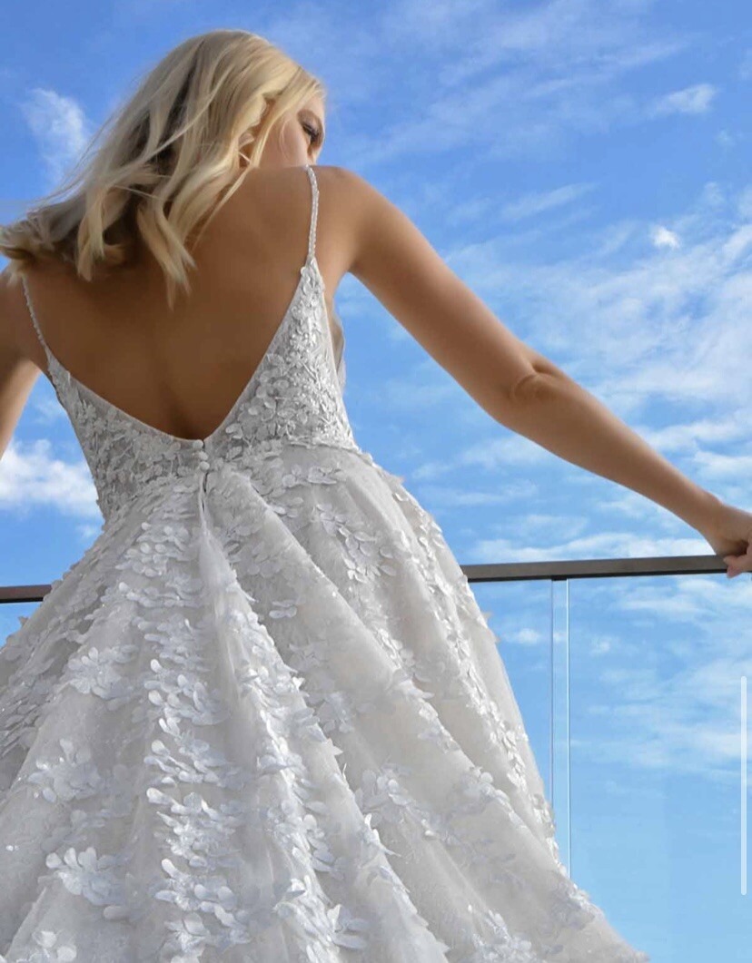 New Unaltered Ivory Martina Liana Wedding Dress Ball Gown Size 10 3D Floral 1325