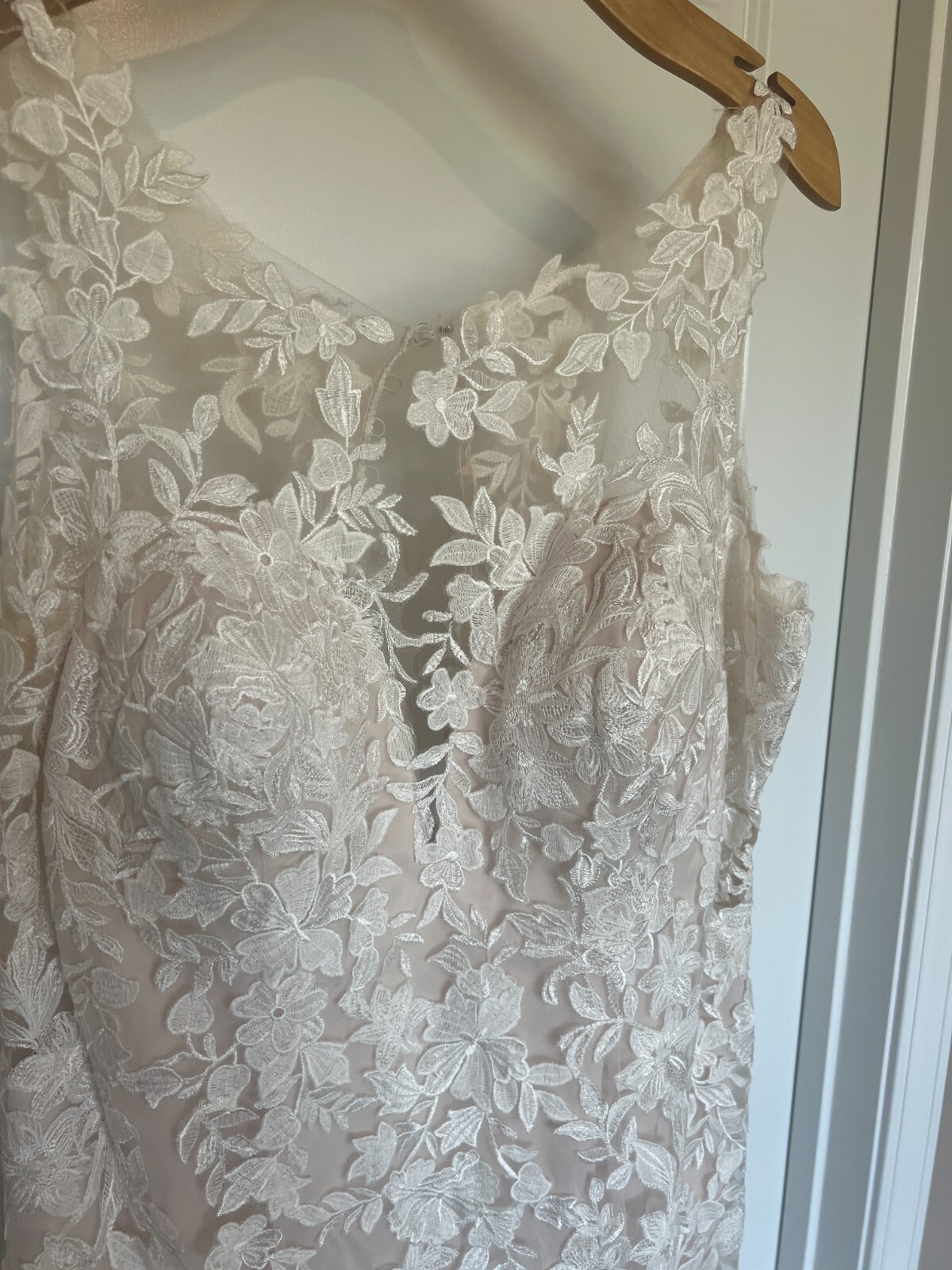Sample Wedding Dress – Allure Romance Style R3610 – Size 18 – great condition