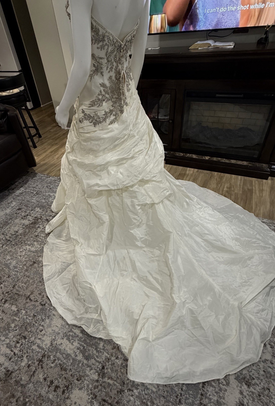 Size 12 CASABLANCA BRIDAL 1996 Ivory/Silver BNWTS