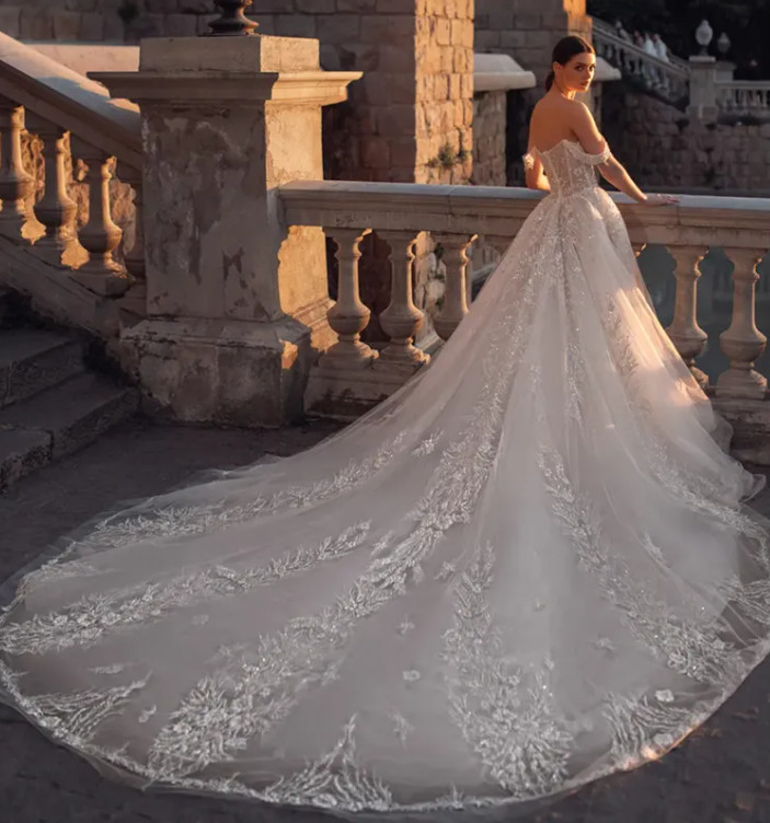 Attractive Sweehteart A-Line Wedding Dress Bling Beaded embroidery Appliques