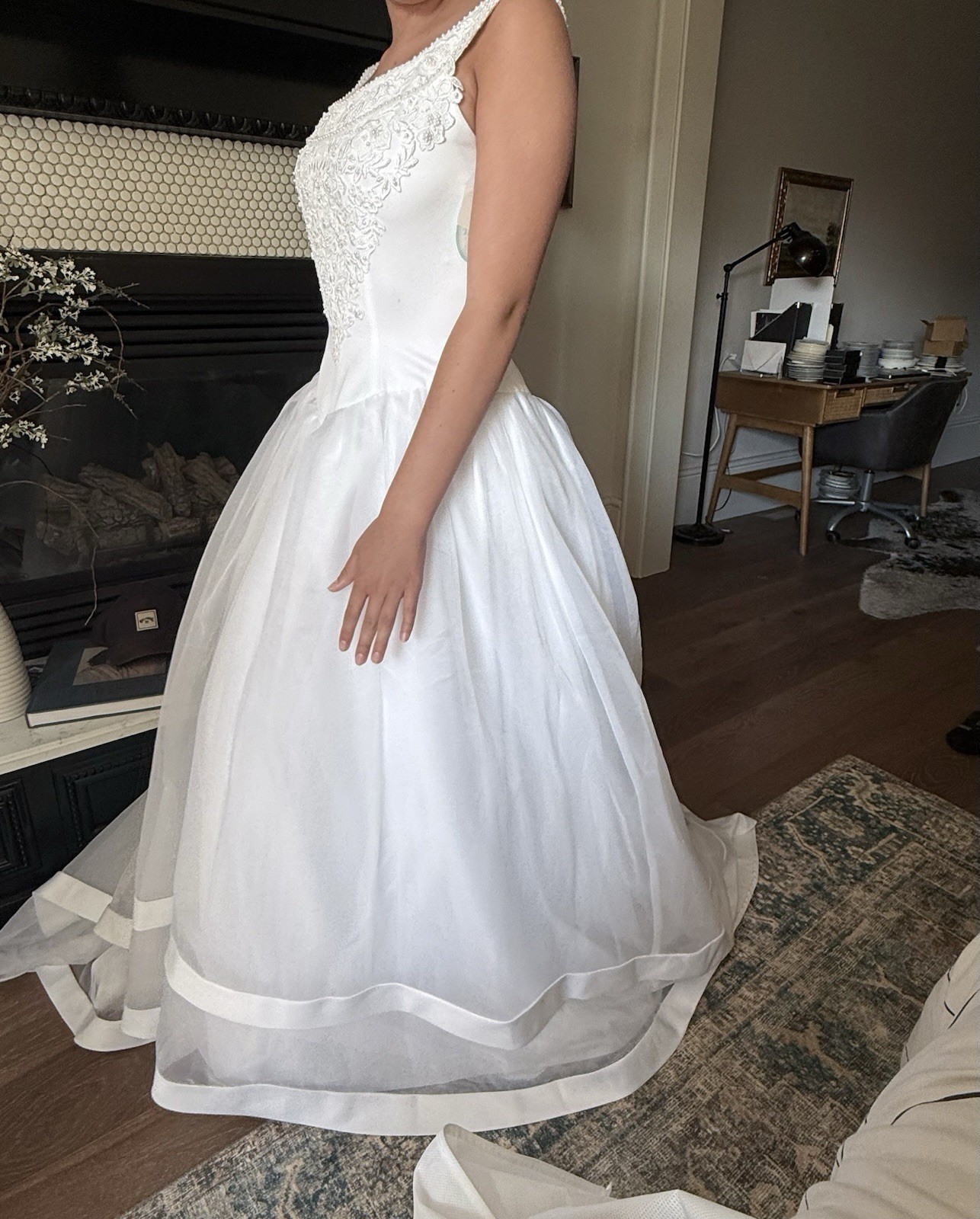White Sleeveless Scoop Neck Full-Length Ball Gown Wedding Dress Lace Buttons