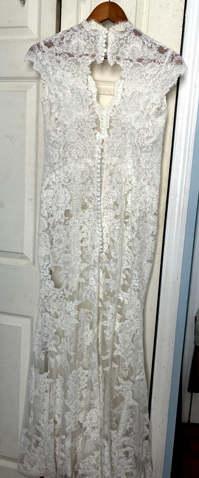 Allure Bridals 2455 Pre-Owned Wedding Dress, solid ivory