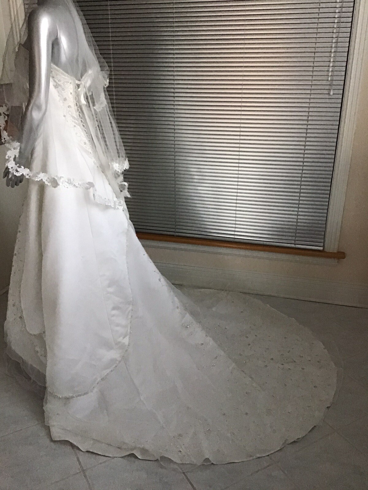 New Adjustable Long Trailing Wedding Gown Dress Ivory Size 6 To 8 Dress .