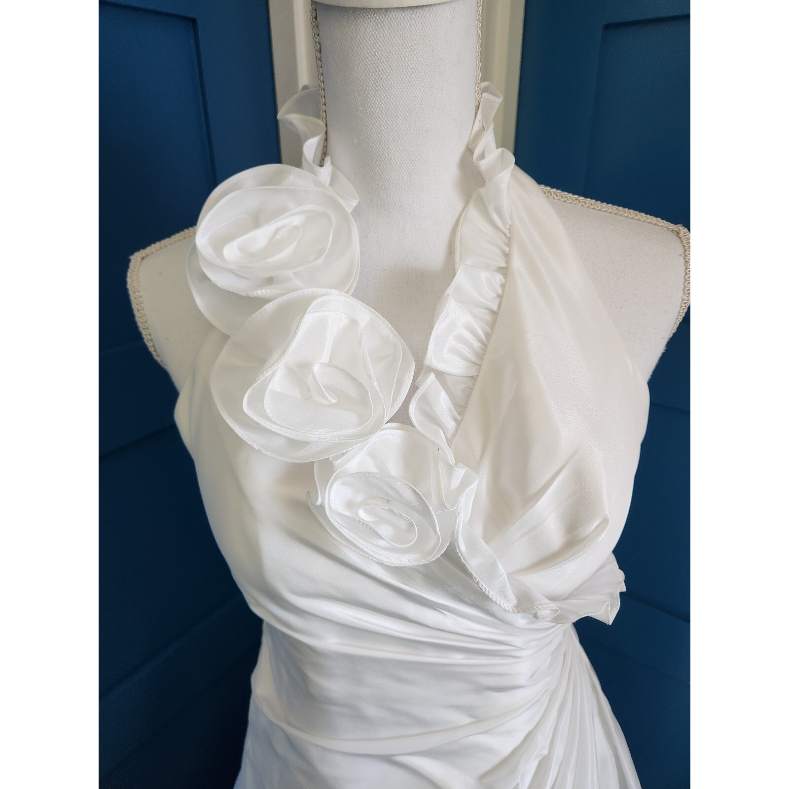 David’s Bridal Galina Satin Wedding Dress Sz 2 Halter Style Roses Small Train