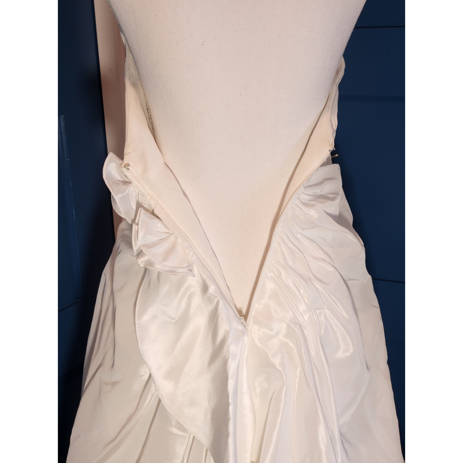 David’s Bridal Galina Satin Wedding Dress Sz 2 Halter Style Roses Small Train