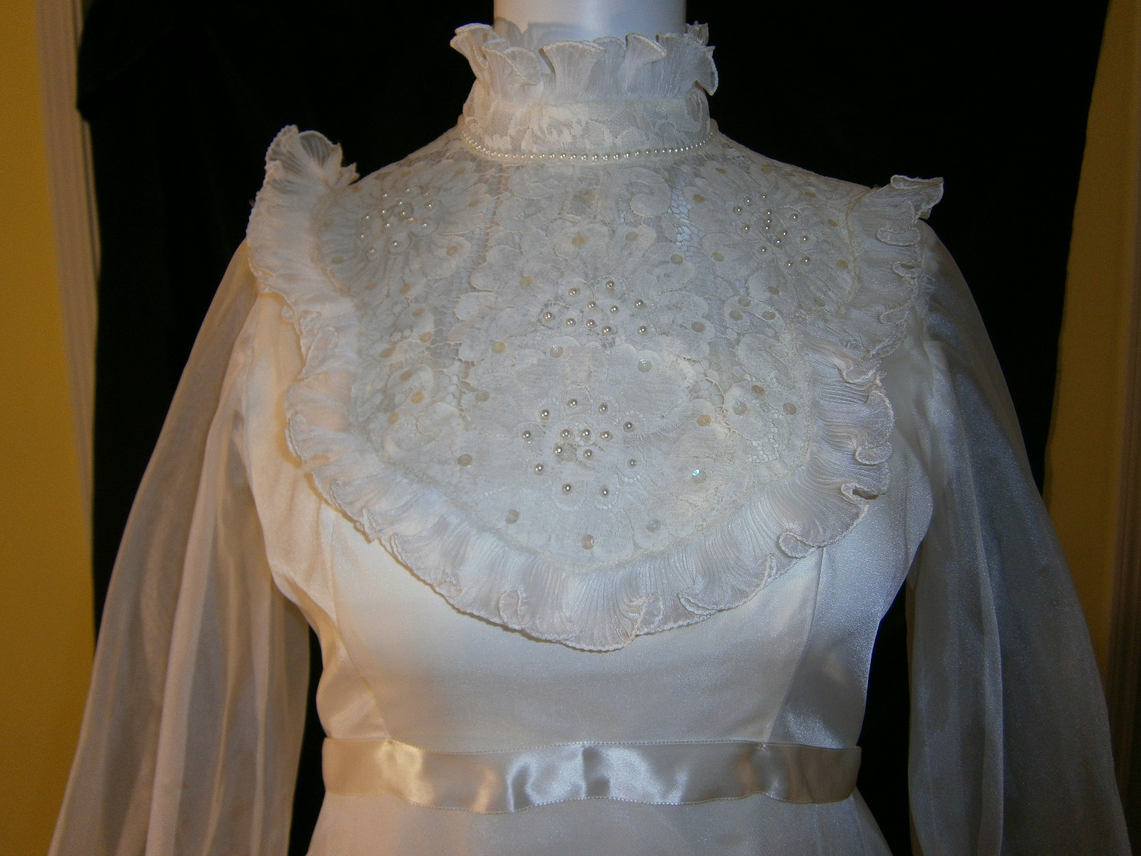 BRIDAL ORIGINALS VINTAGE WHITE WEDDING GOWN SIZE 6 PEARLS LACE ROSES BUTTONS USA