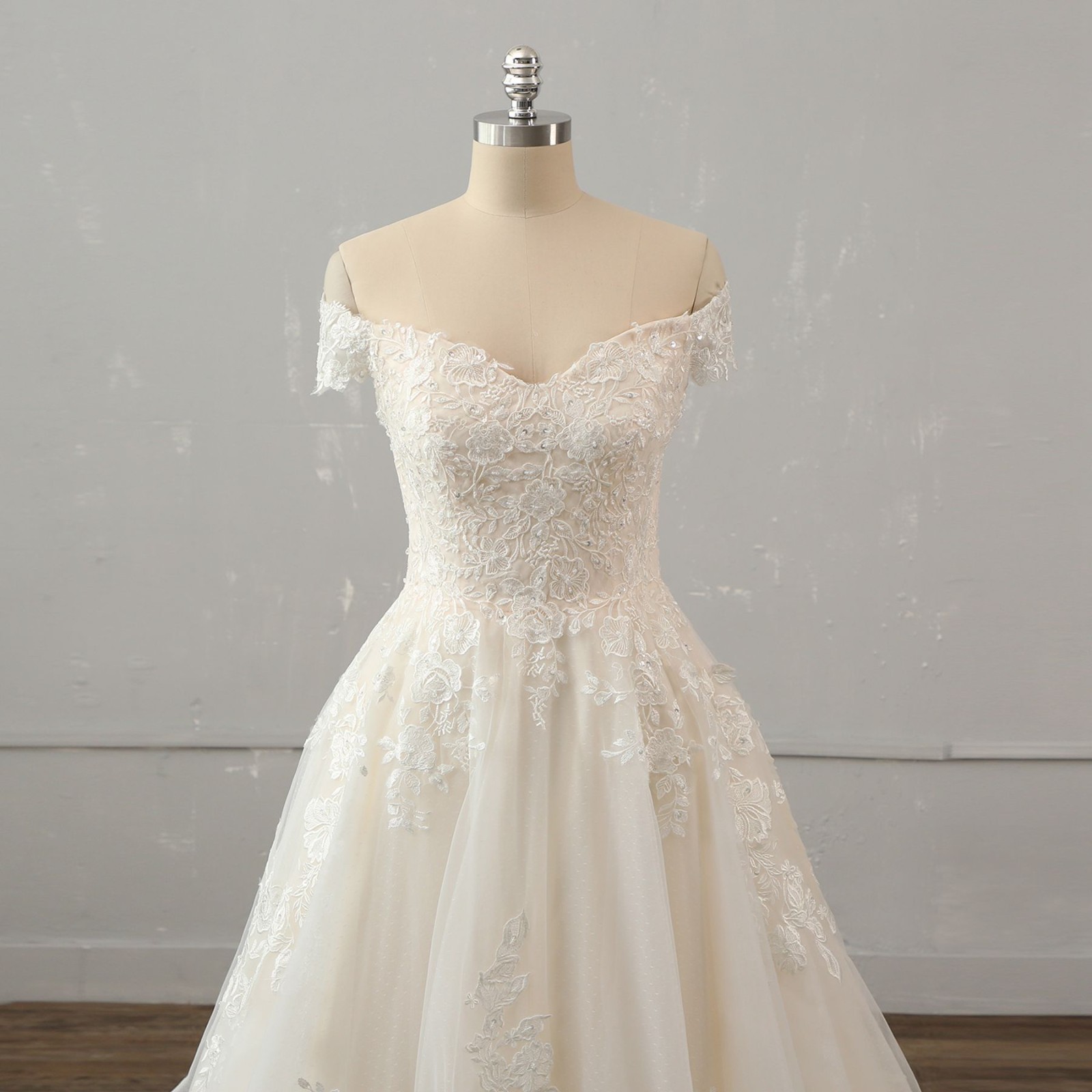 Top quality strappy wedding dress wedding dress 32-60 beads to measure ivory buttons