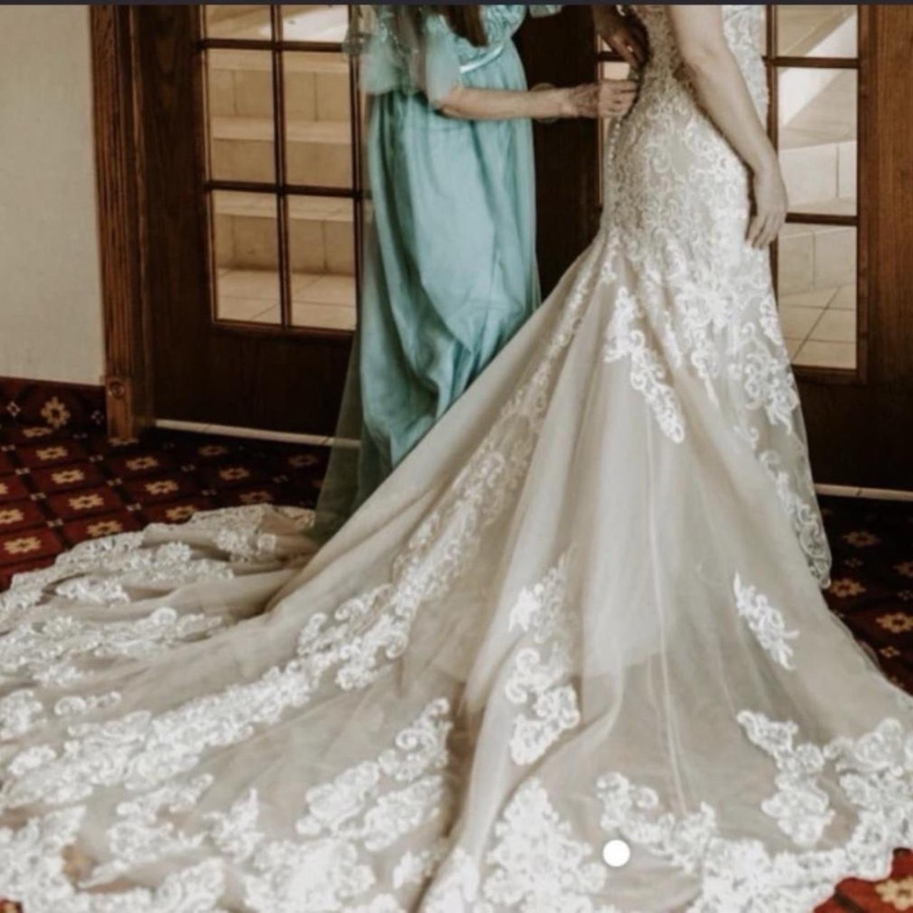 Ivory Lace Sleeveless Illusion Neckline Mermaid Wedding Dress with Veil