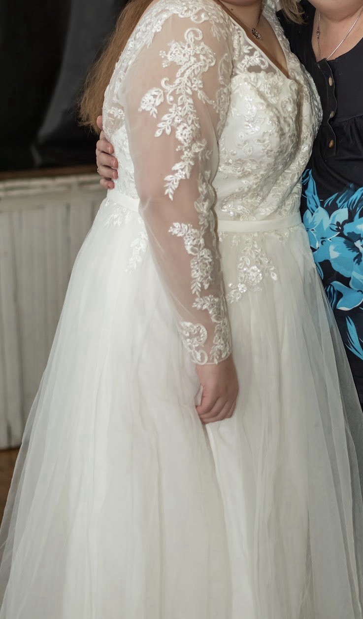 David’s Bridal Long Sleeve Wedding Dress With Low Back Size 20W