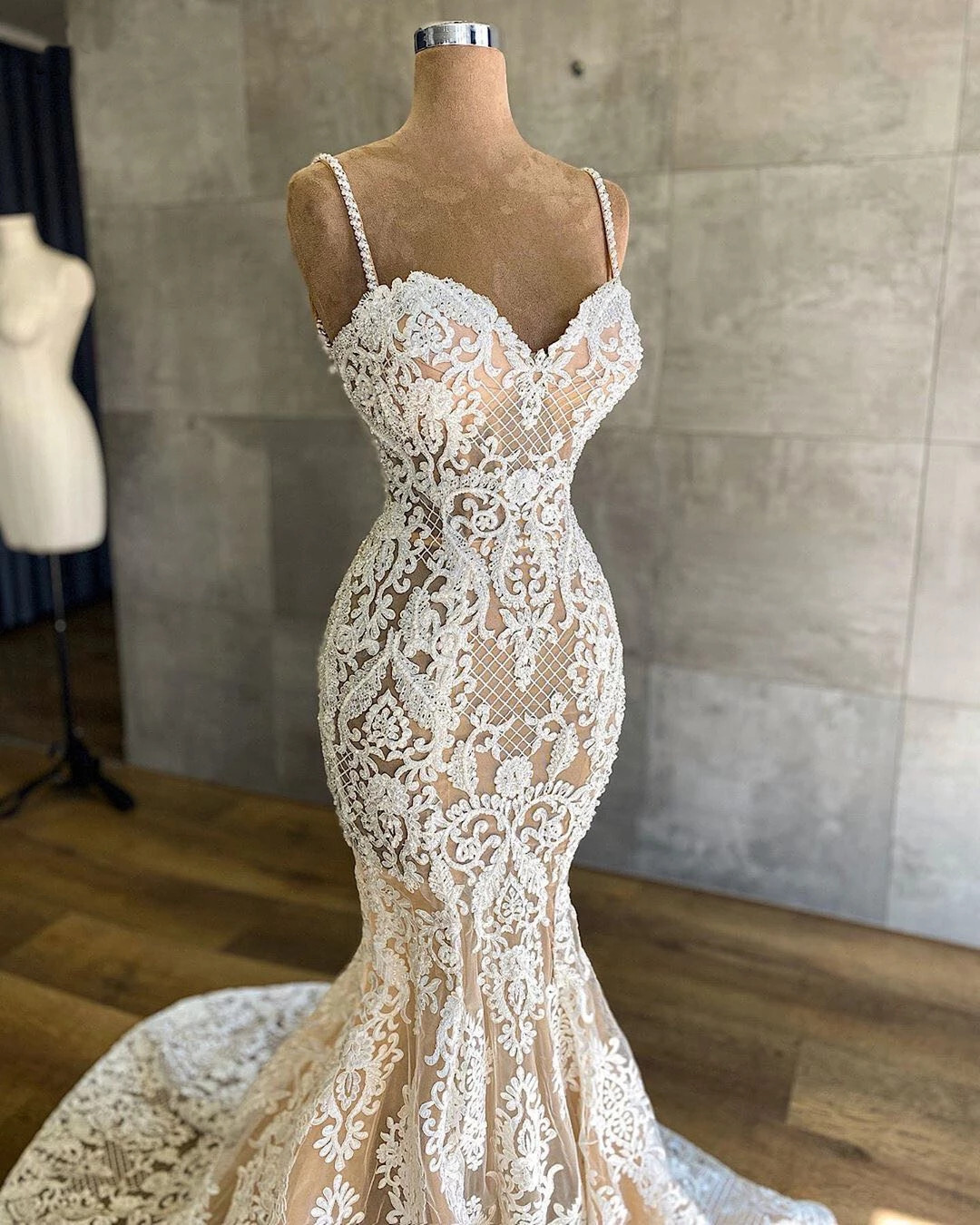 Sexy Champagne Mermaid Wedding Dress Sling Sleeveless Lace Applique Bridal Gowns