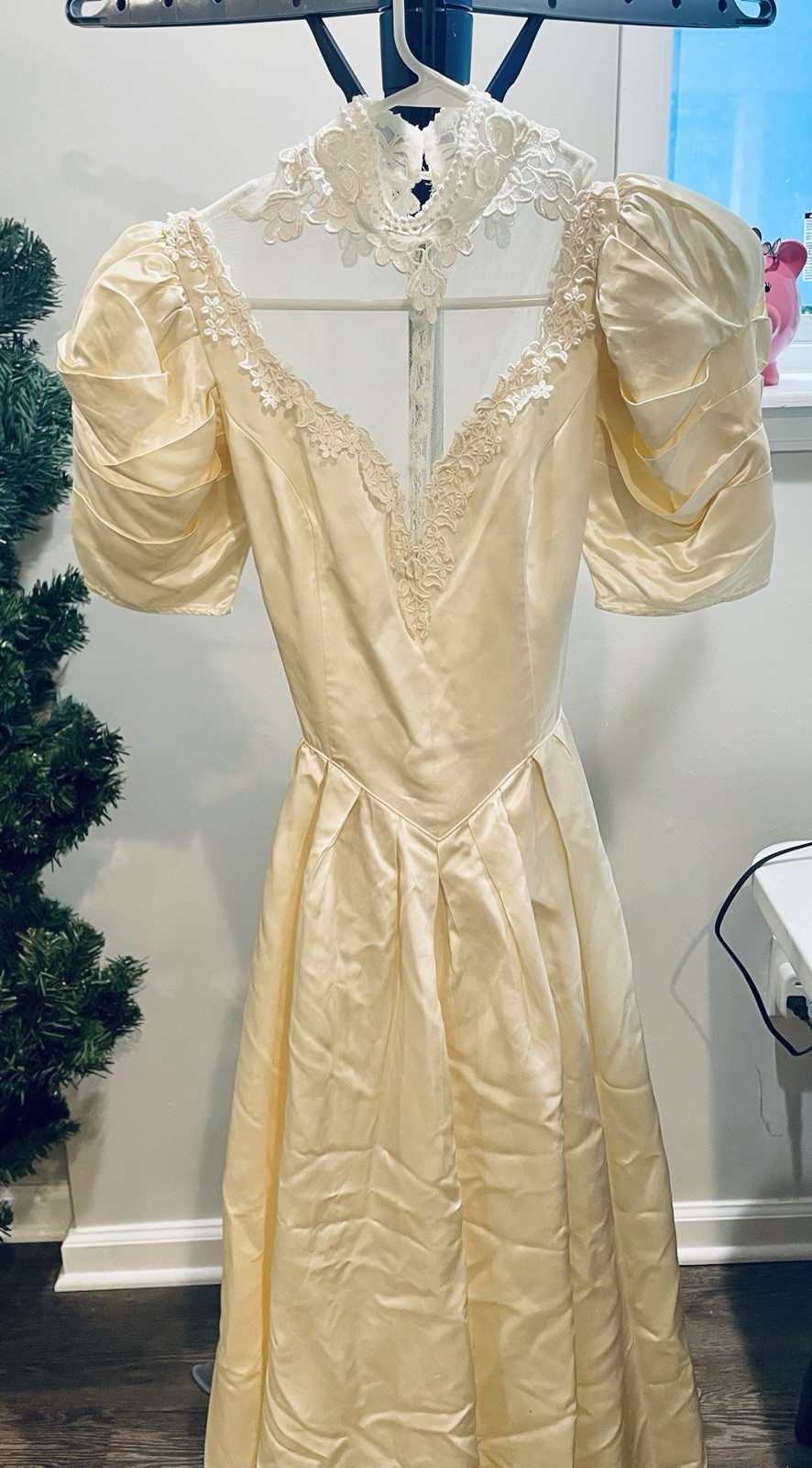 Stunning Jessica McClintock Silk Lace Wedding Dress Pearl Closure High Neck
