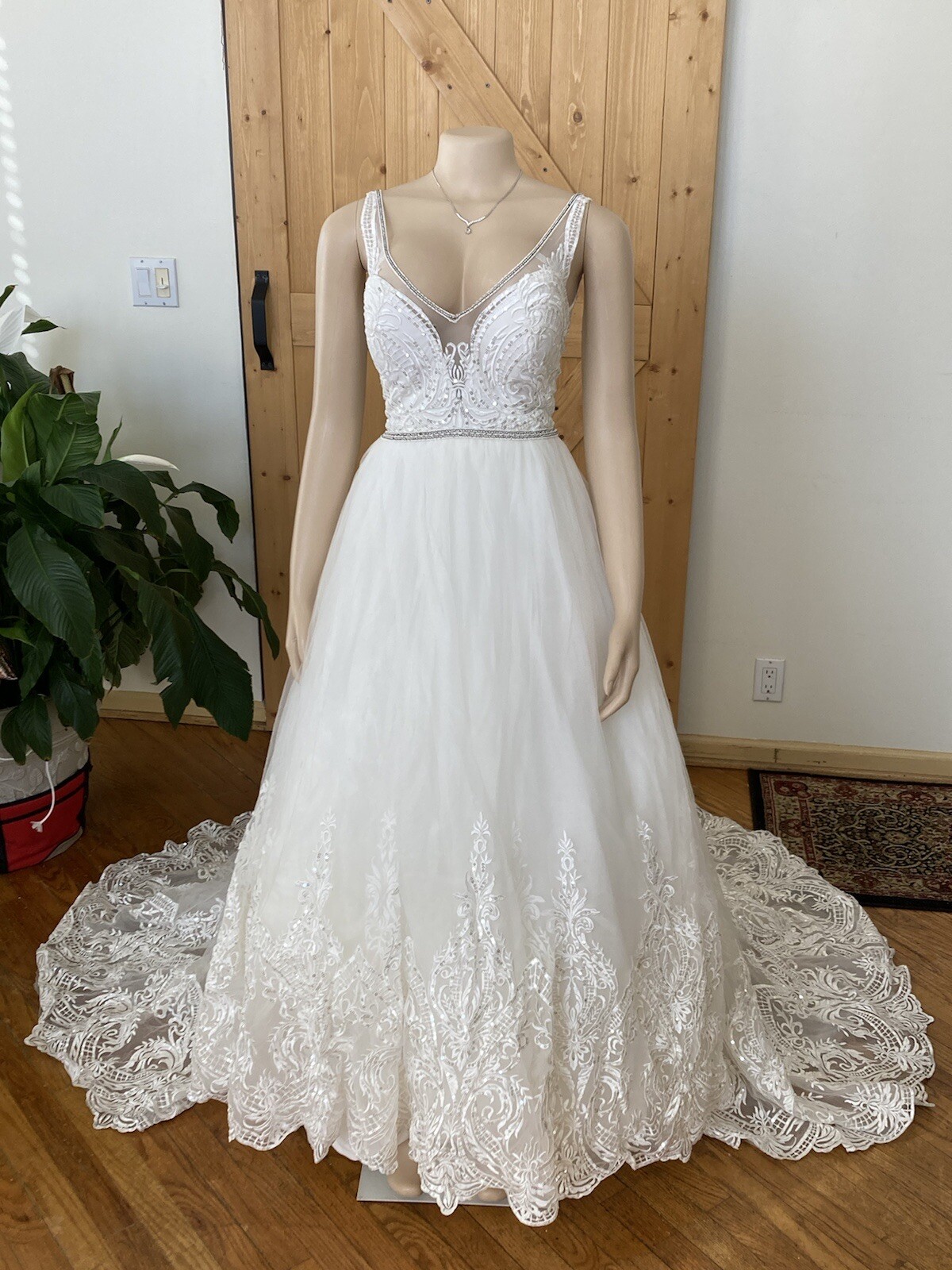 Pre-Loved ASHLEY & JUSTIN Bridal Gown Wedding Dress Size 12 White