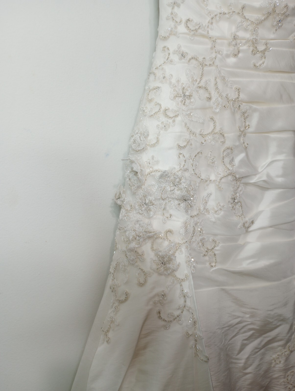 *Floor Model* Size 8 Casablanca Bridal Ivory Beaded Wedding Gown Style 1984
