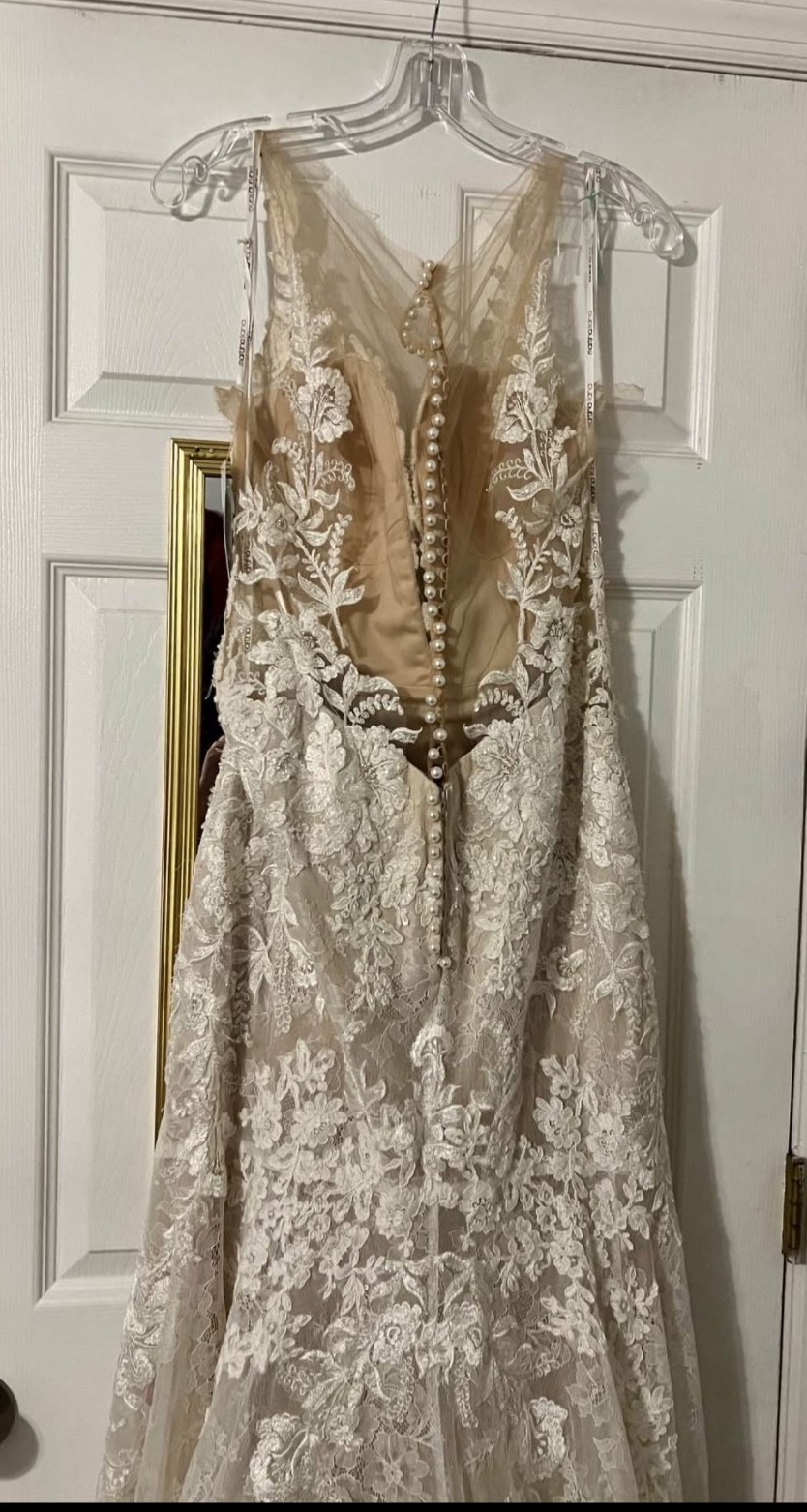Martina Liana Wedding Dress Size 14, Never Altered Gorgeous lace, sample dress