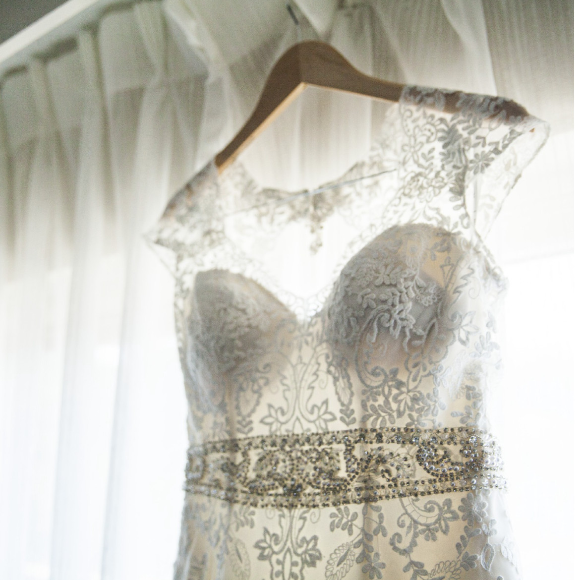 wedding dress size 6 pre owned