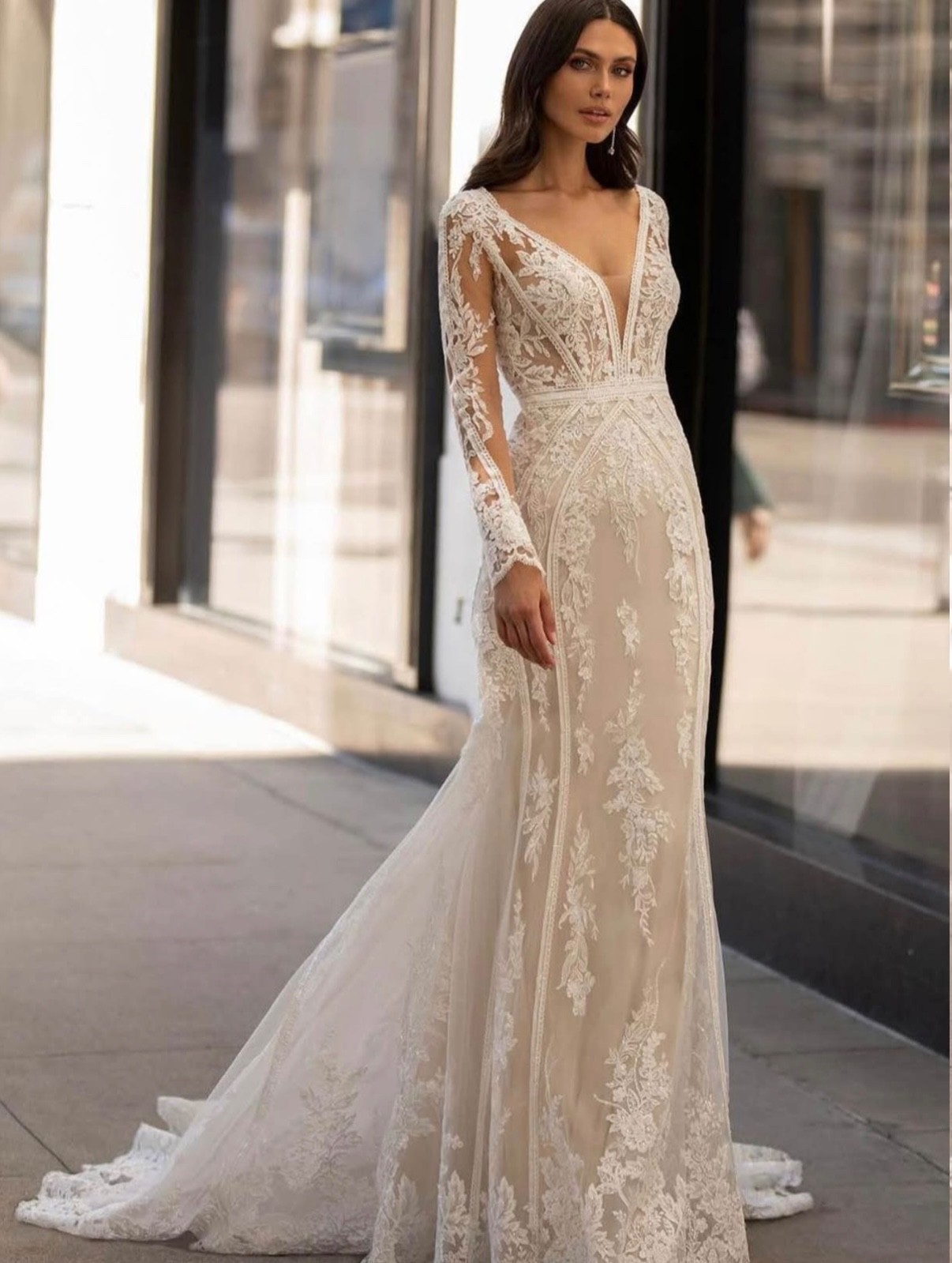 Ashley Graham Wedding Dress, size 6, white, in excellent condition