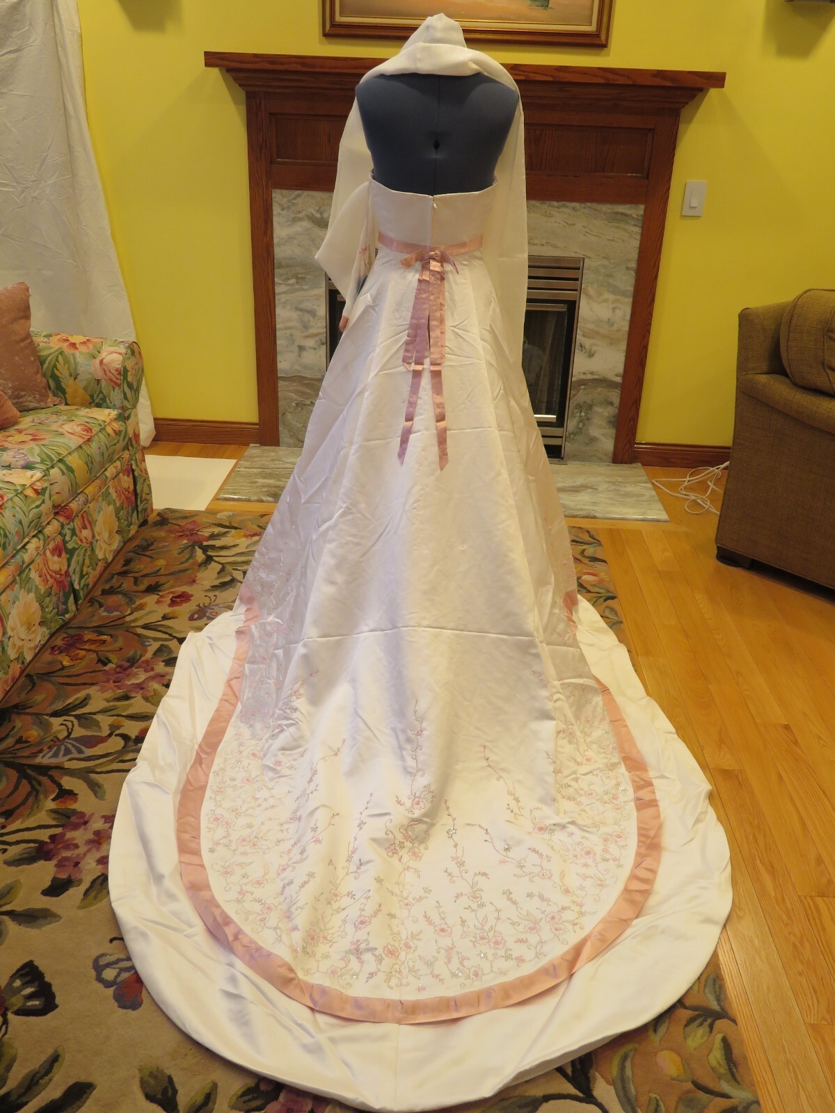 NEW Mori Lee IVORY & PINK !!!! Vintage Wedding Dress FLOWERS PRINCESS Gown Train